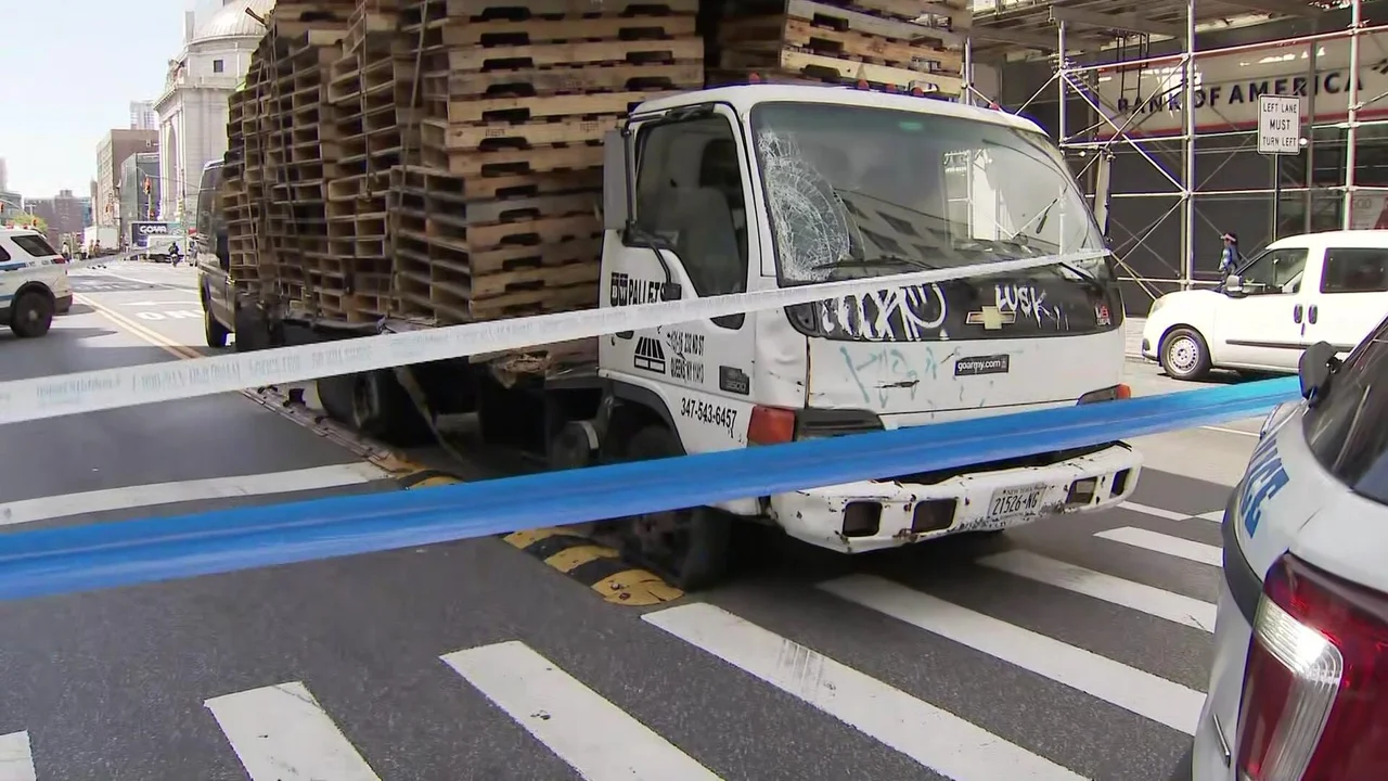 1 dead, 2 injured after pedestrians hit in Chinatown in NYC, police say
